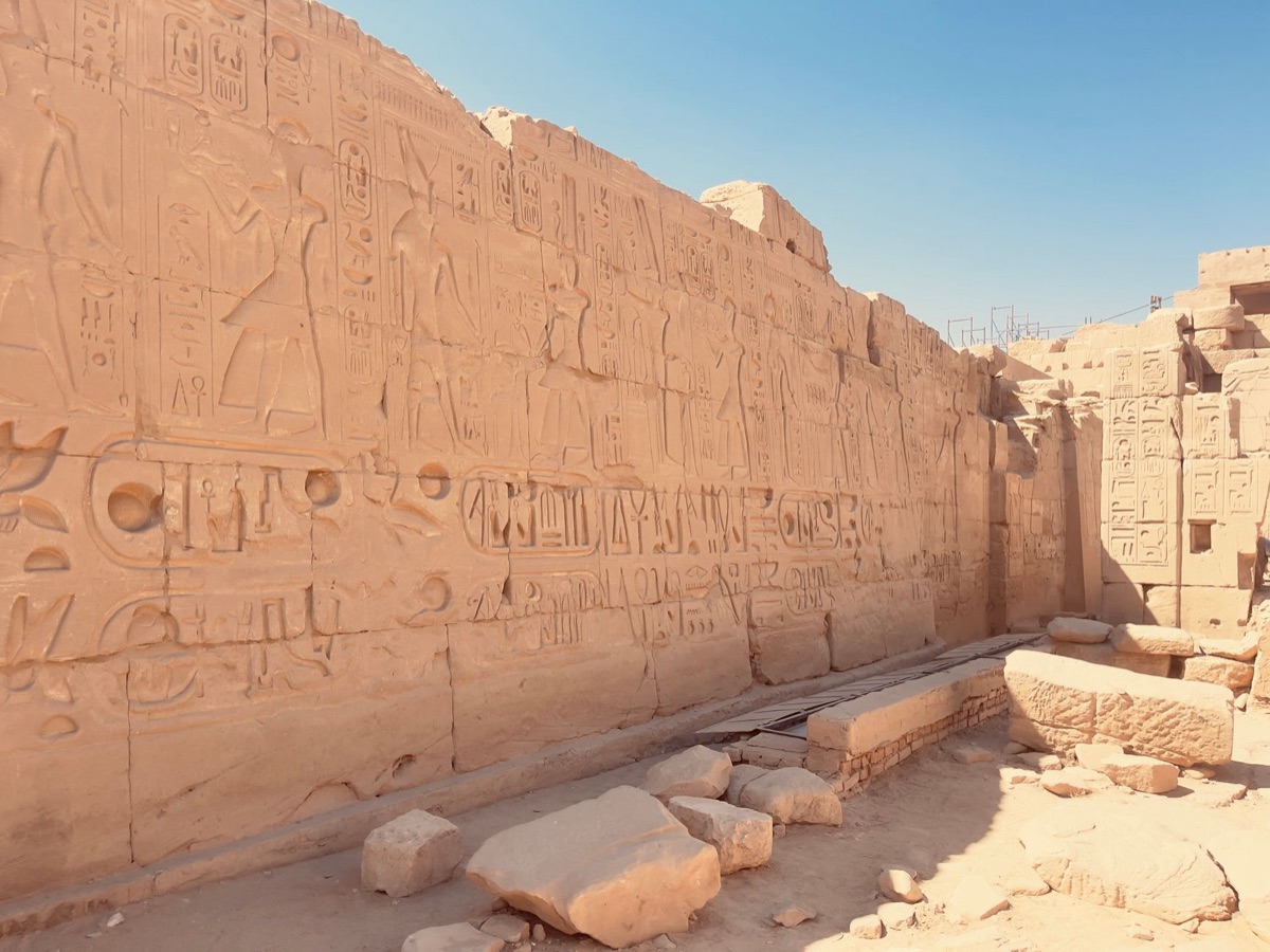 Sonnendiskus-Hieroglyphen im Karnak Tempel