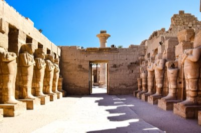 Karnak: El viaje cósmico del dios Ra grabado en piedra milenaria