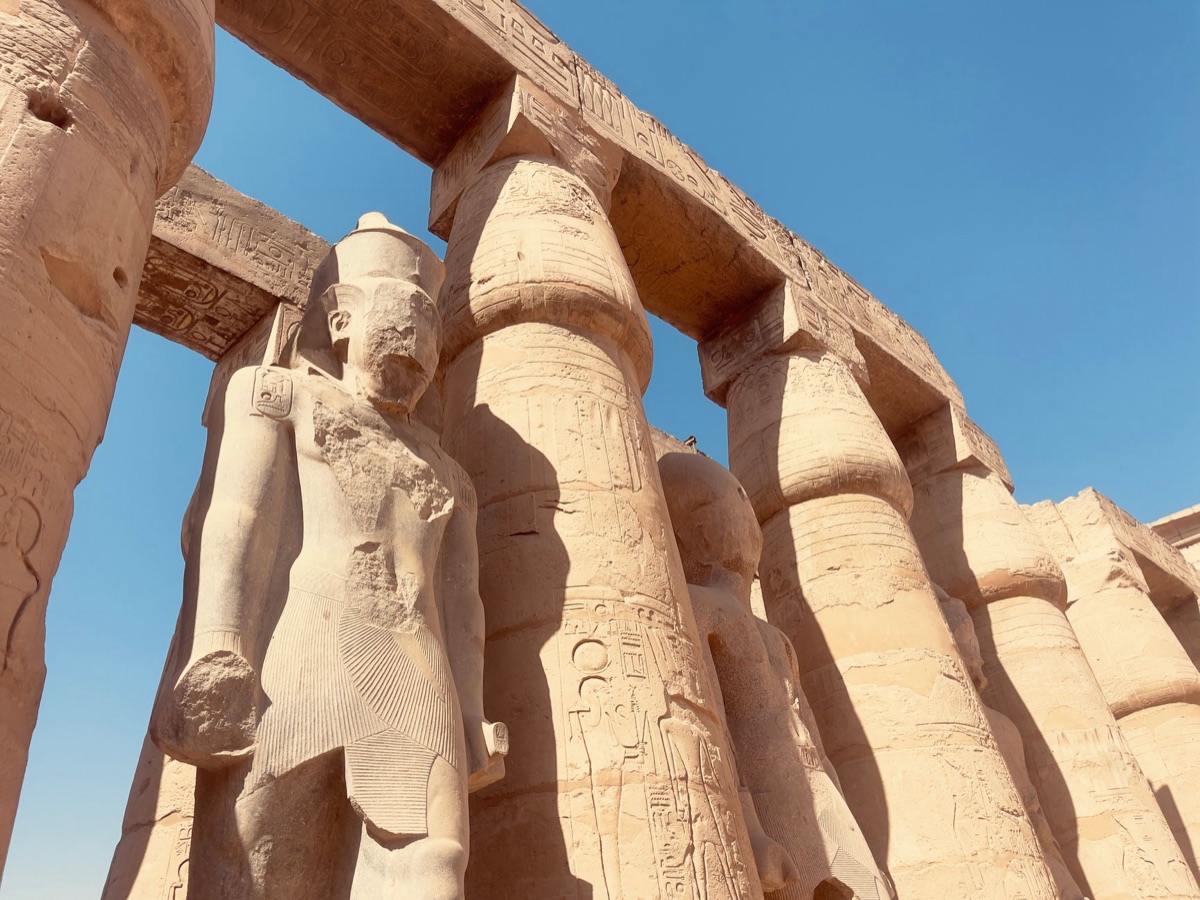 Colonnes d'un temple égyptien : architecture et détails