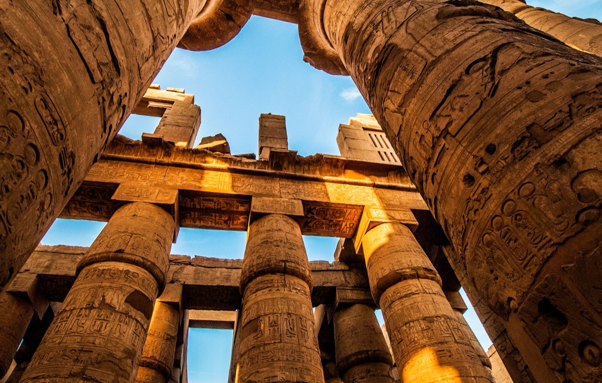 Aube du soleil au-dessus du temple de Karnak