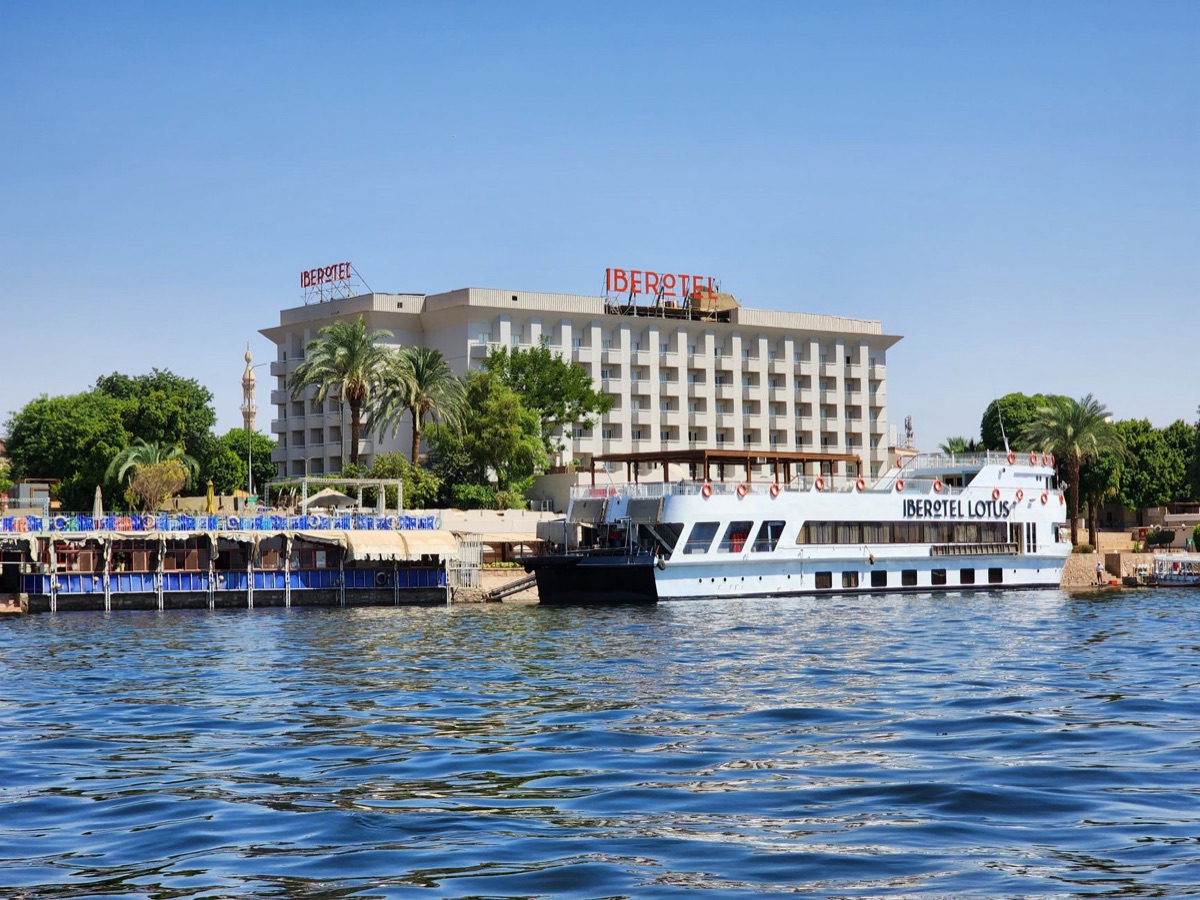 barca nile cruise con pasajeros