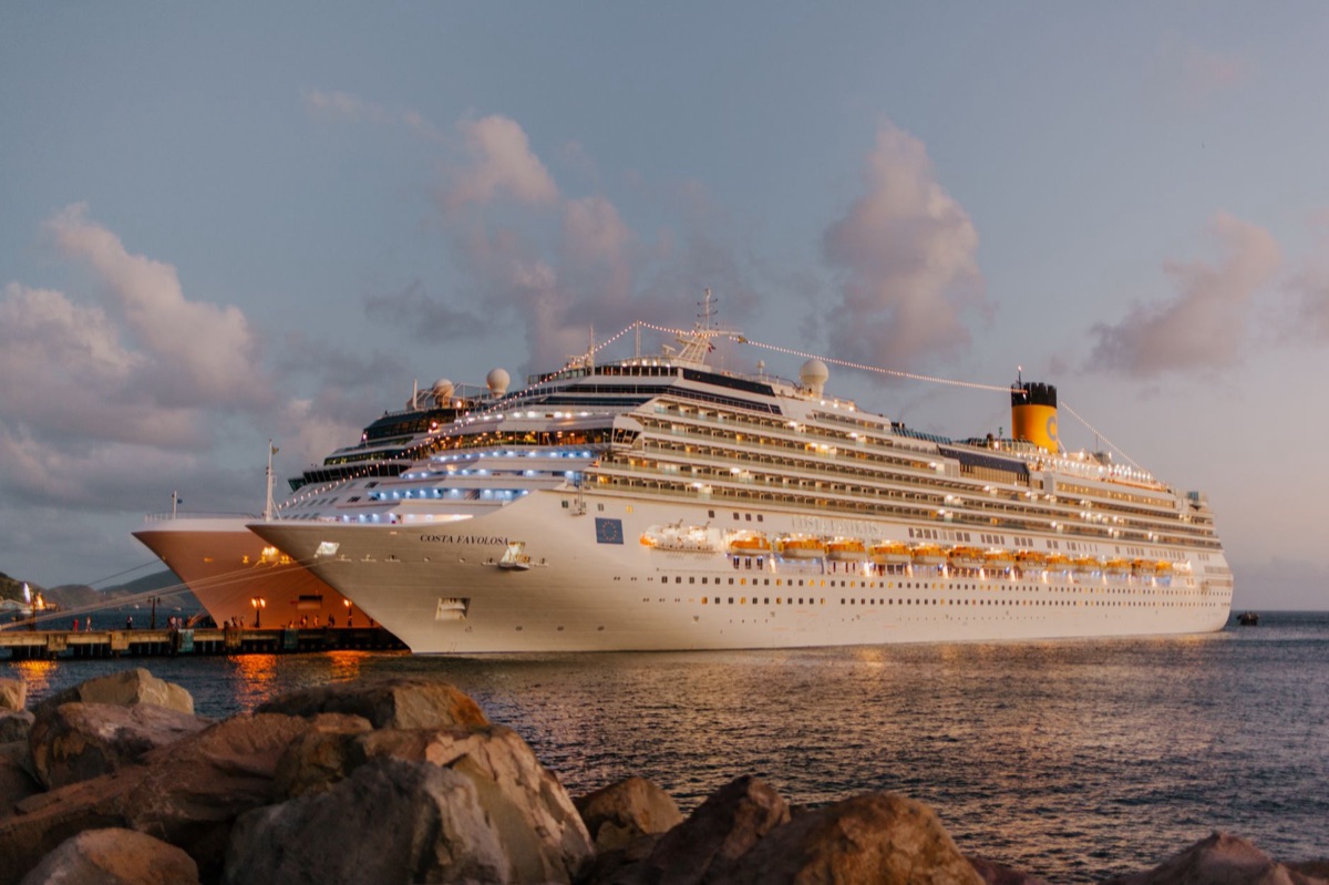 navio luxuoso no porto egípcio