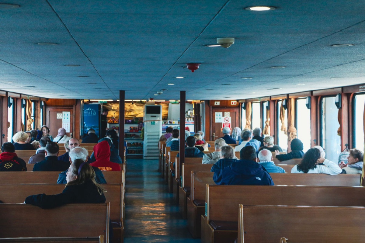 interno do navio com decoração egípcia