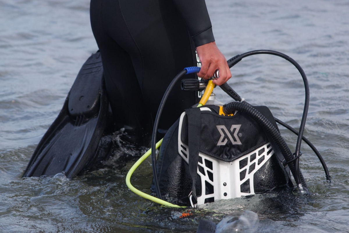 Équipement de plongée sur une plage