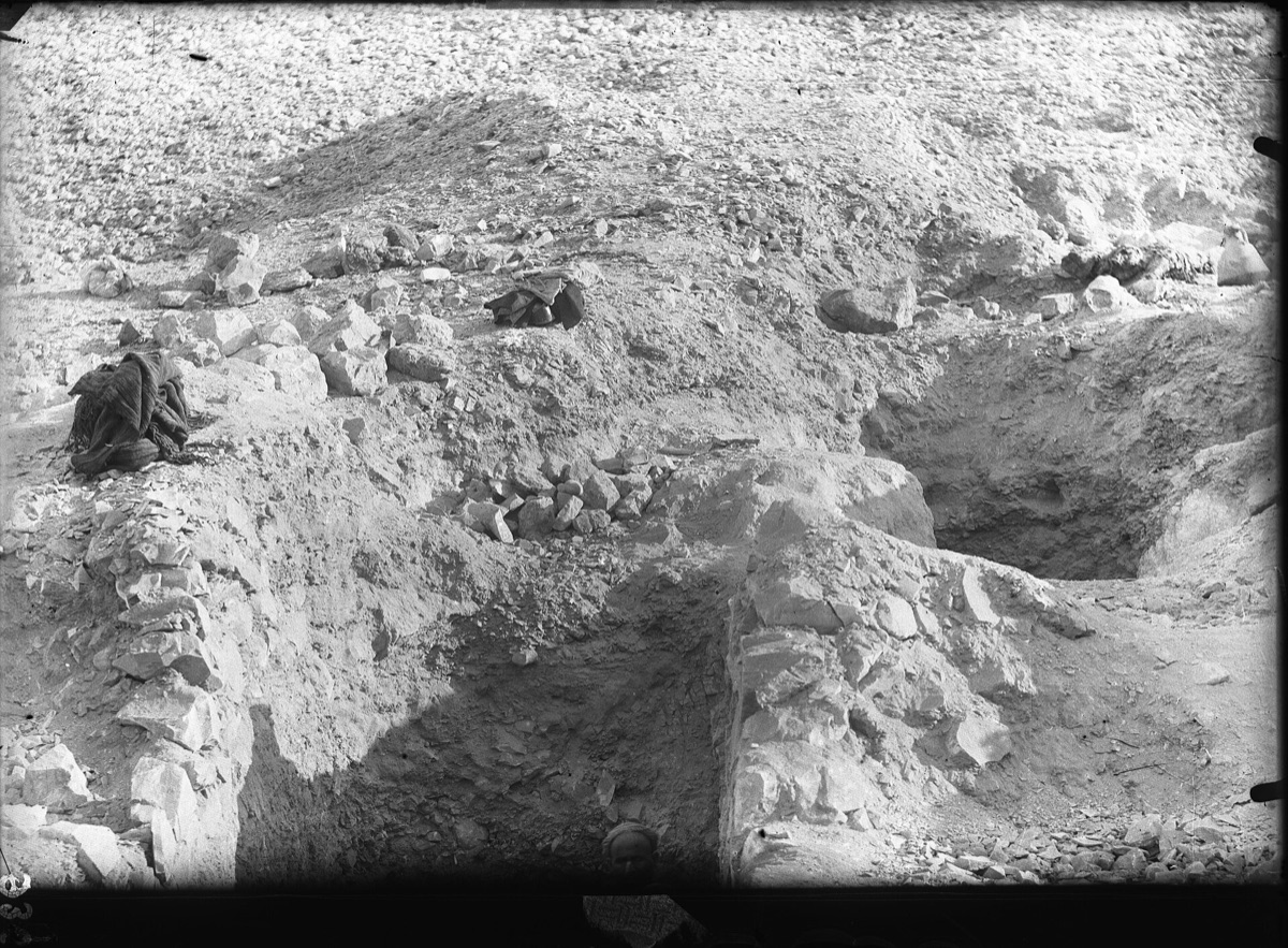 excavación de un sepulcro egipcio antiguo