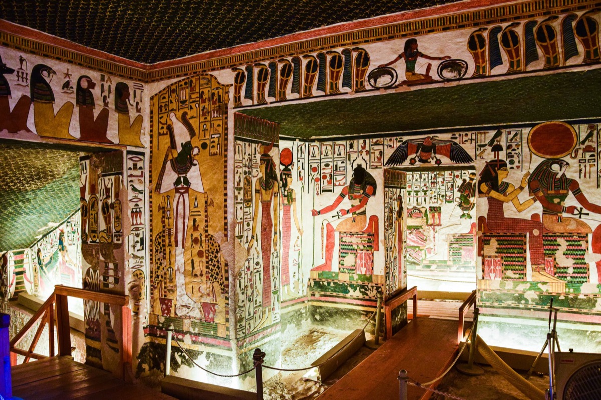 Gouden mask van Tutankhamun in zijn grotte