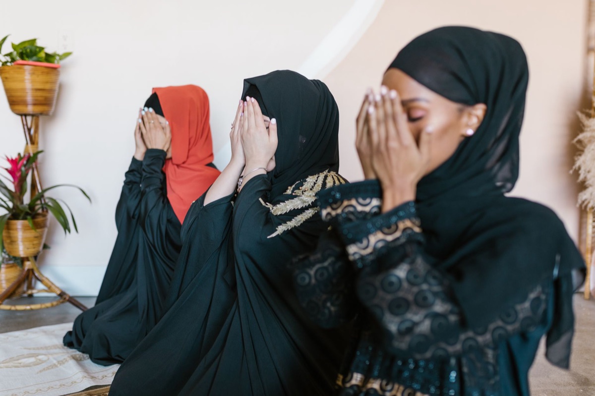 abbigliamento tradizionale egiziano con hijab