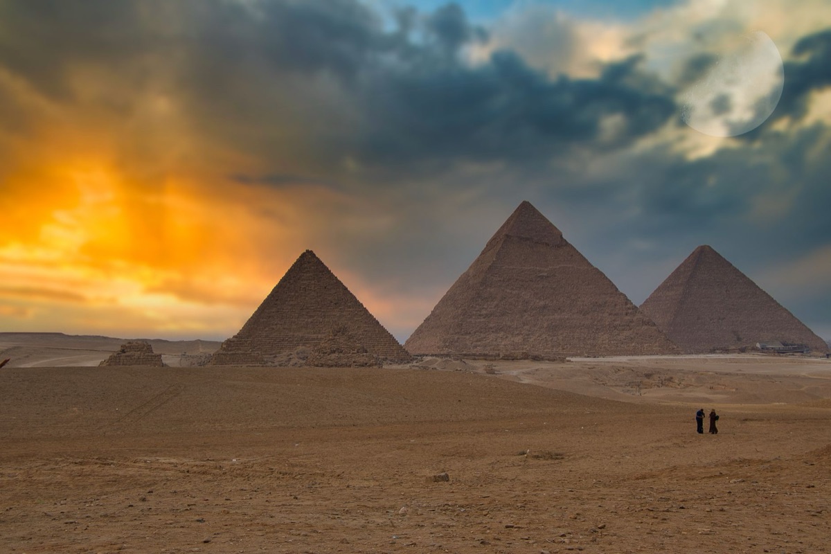 Sonnenaufgang über ägyptische Pyramiden