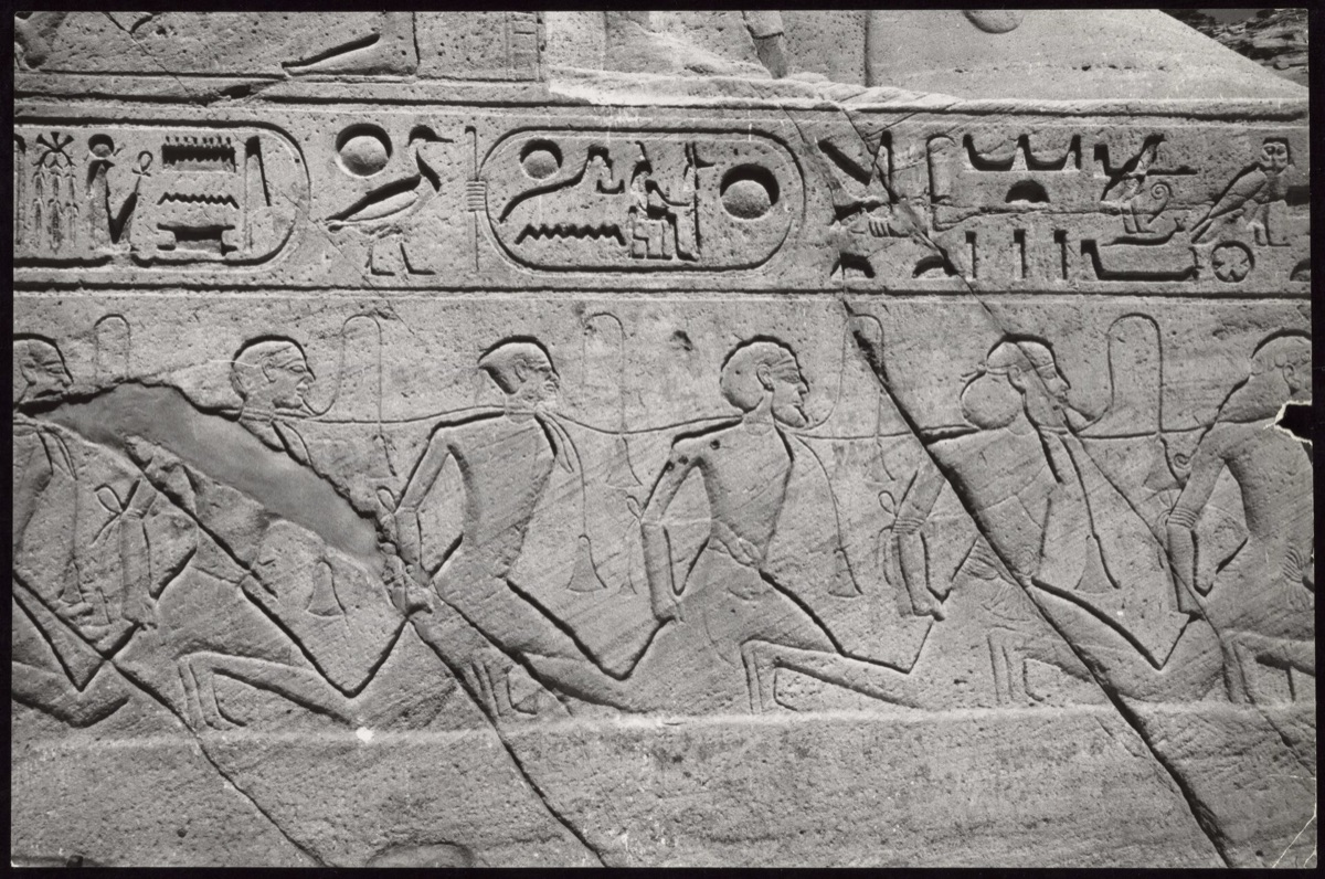La facciata del tempio di Abu Simbel in un'istantanea di stock che mostra la sua imponente architettura e la sua importanza storica.