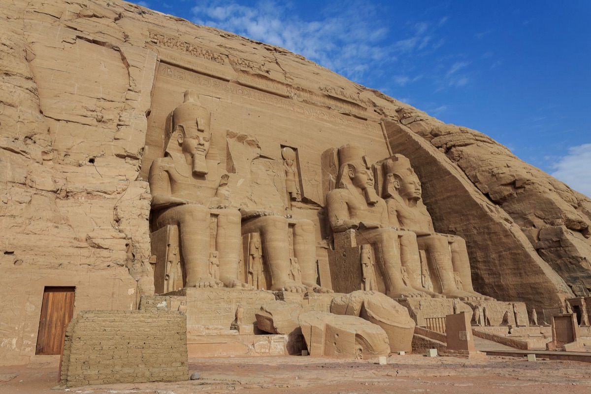 Le rovine del tempio di Abu Simbel in un'istantanea di stock che evidenzia la sua antica grandezza e la sua importanza culturale.