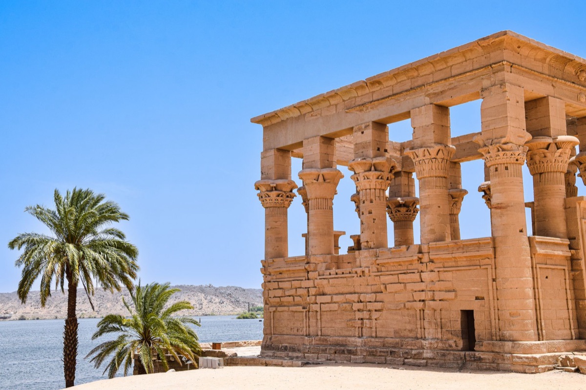 Templo egipcio en el Nilo