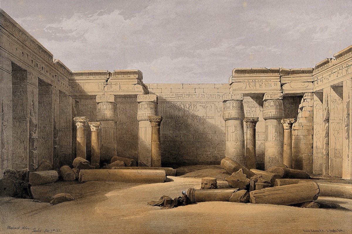 Le rovine di un tempio egiziano: eredità del Nilo