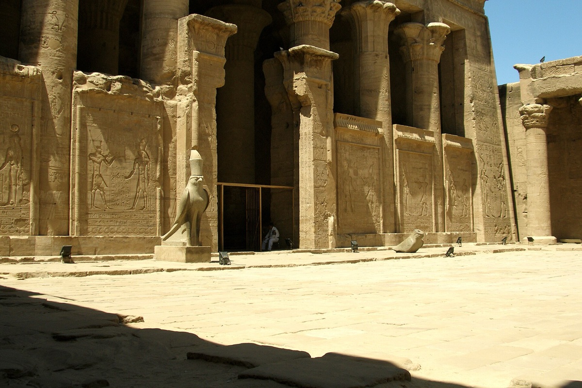 Een oude Egyptische tempel op de bank van het Nil