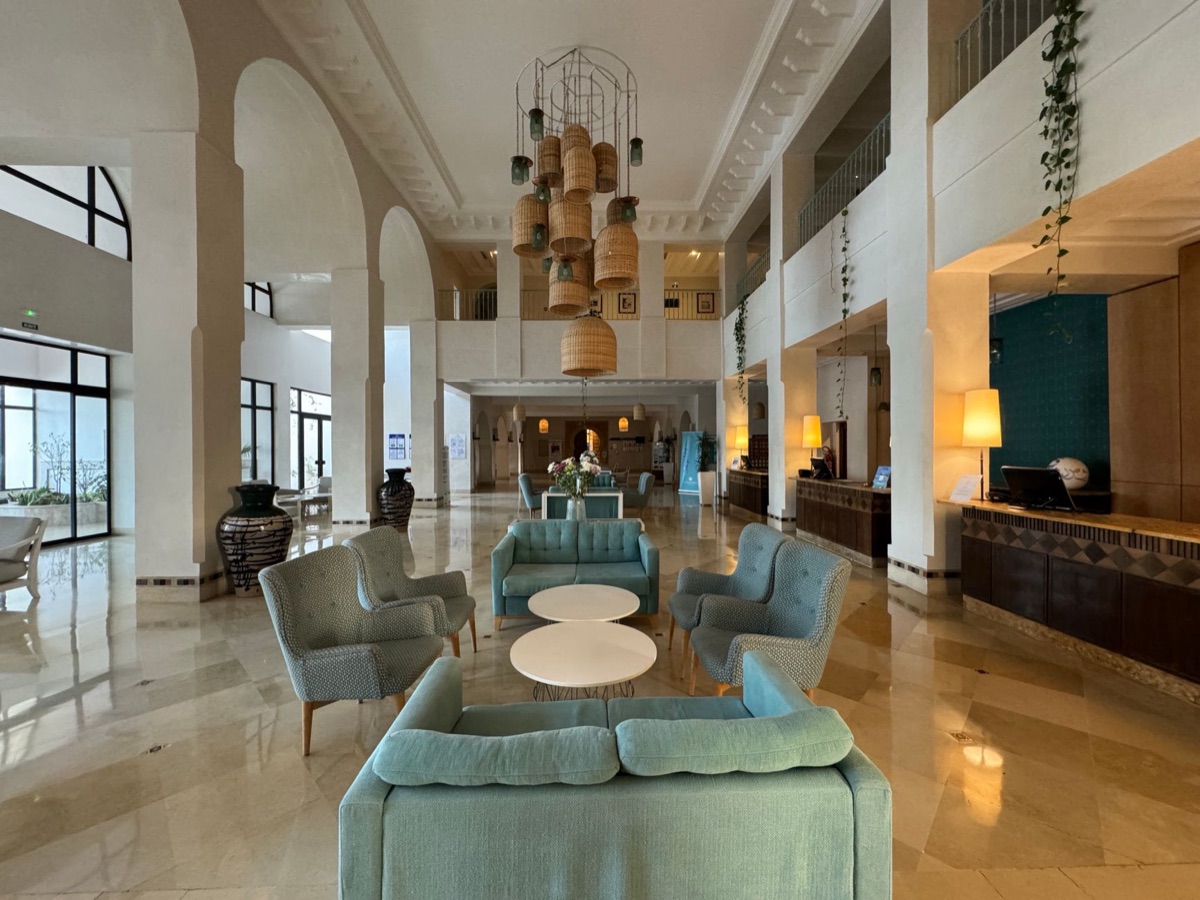 Hall d'hôtel à Caire avec carrelage et chandeliers