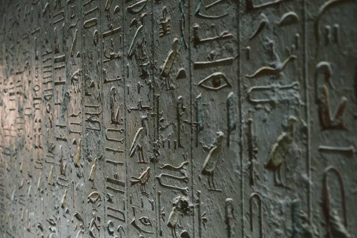 Sonnensymbol auf egyptischer tempelwand