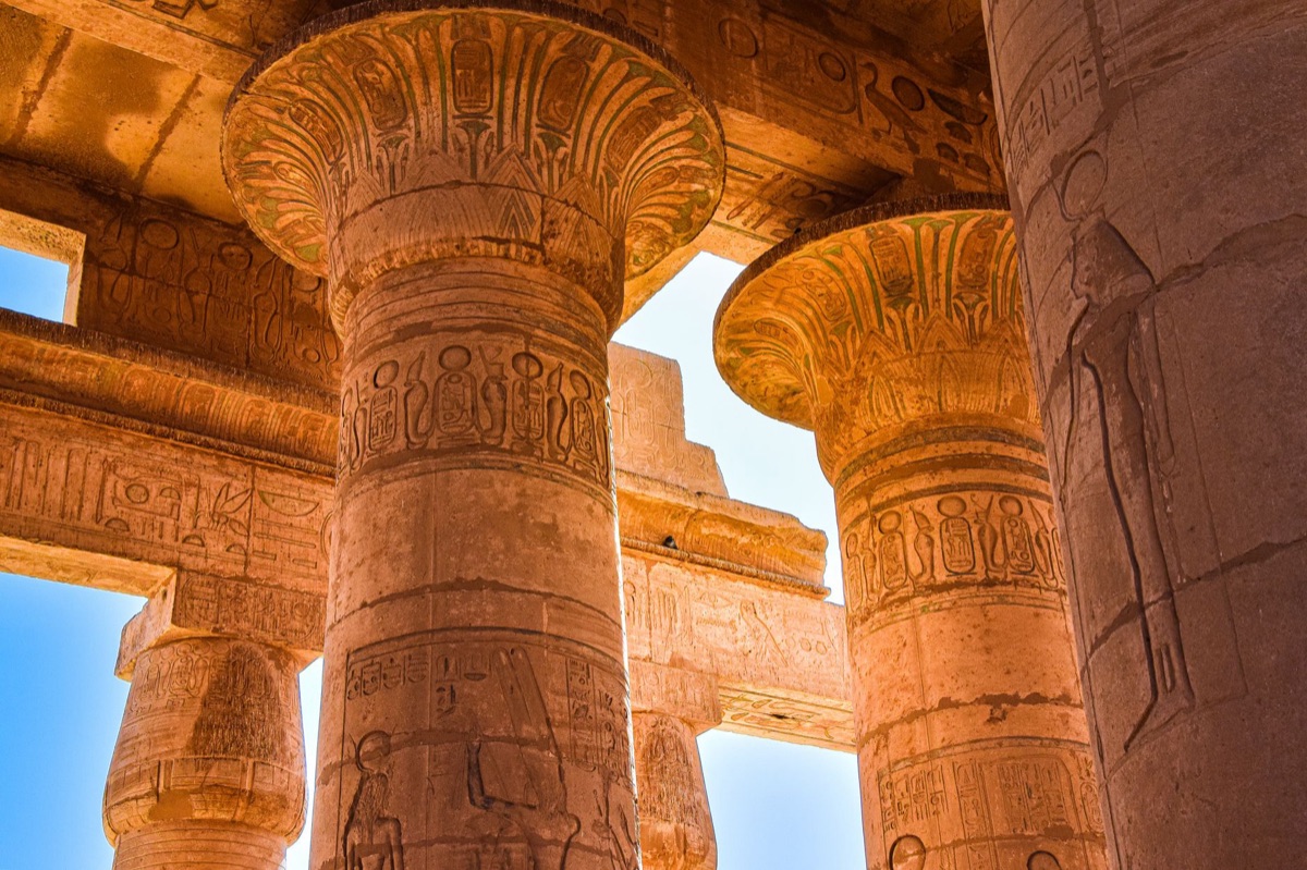 templo antiguo de egipto con rayos del sol