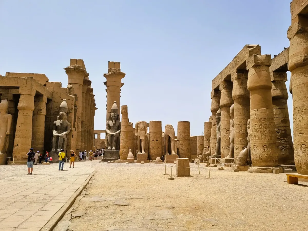 ルクソールの神殿の古代の柱と像を探索し、エジプトの歴史的ランドマークである。