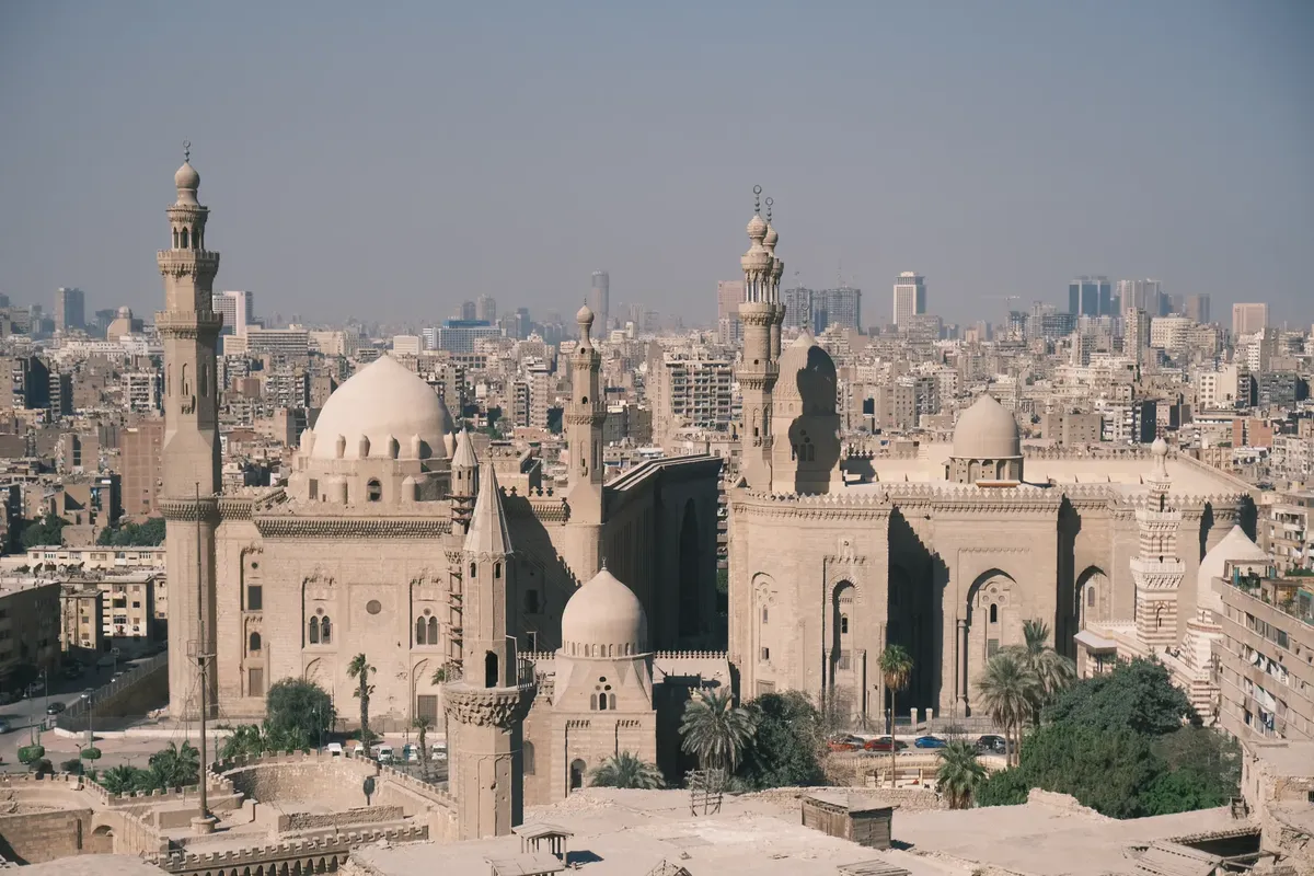 カイロの風景的な空撮写真とサルターン・ハサンのモスク・マドレッサ、市街地のスカイラインが見える。